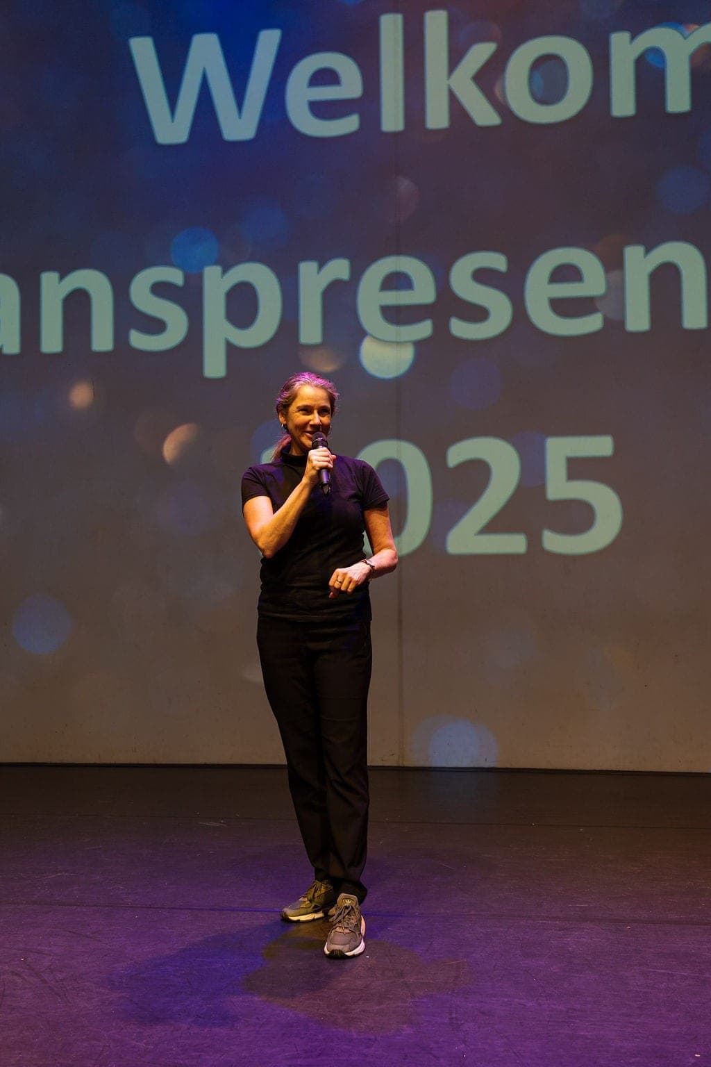 Helga presenteert op het podium tijdens de danspresentatie 2025